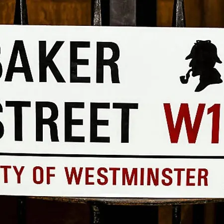 Baker Street מלון דירות Balatonalmádi